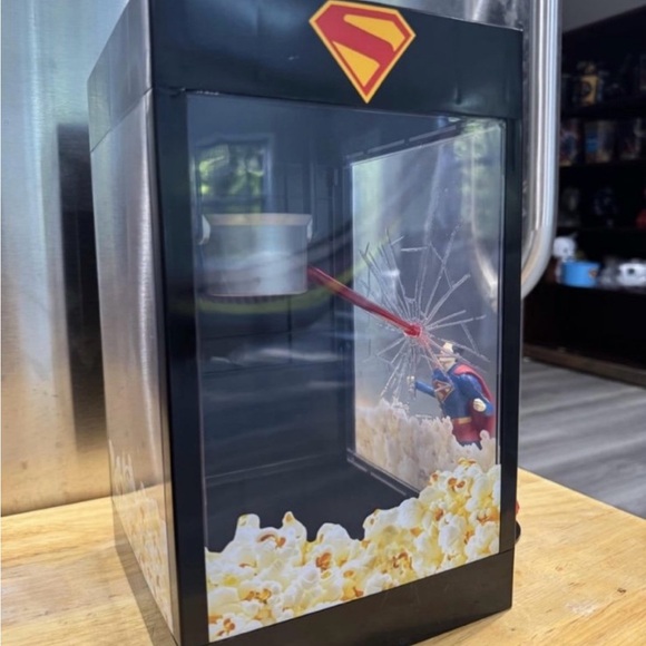 Superman Heat vision exclusive popcorn bucket collectible - Picture 3 of 4